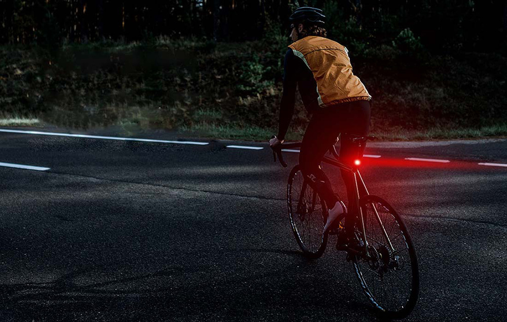 Lumina bicicleta spate Superfire BTL02 LED rosu montata pe bicicleta