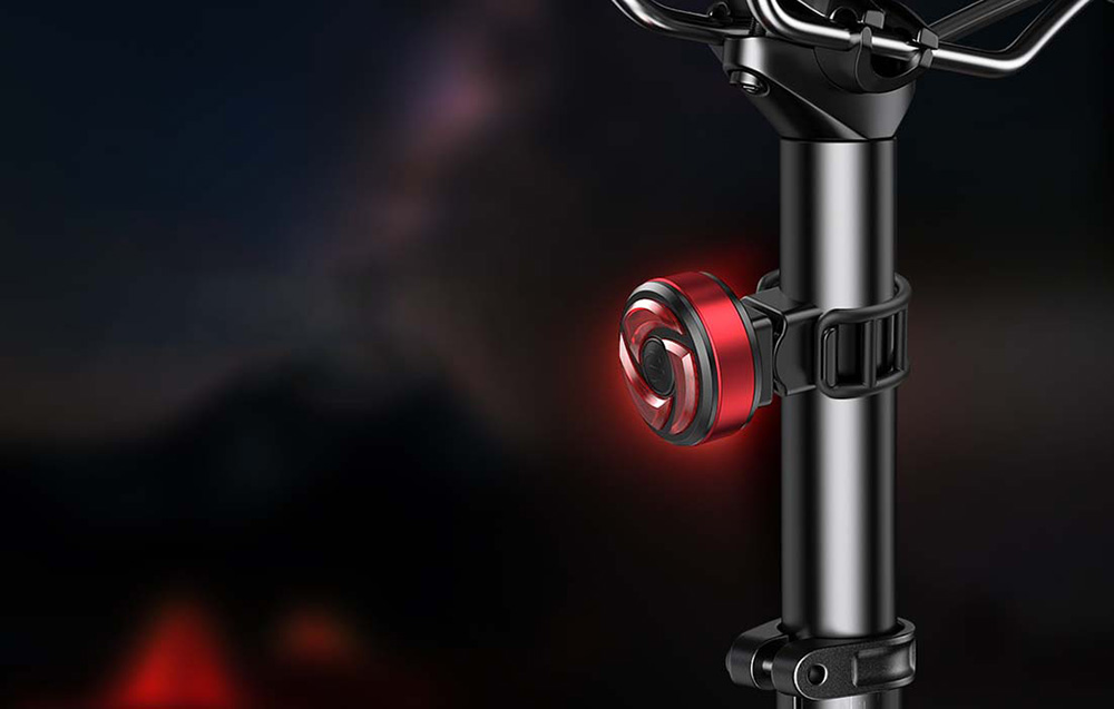 Lumina spate Superfire BTL02 detalii senzor franare si incarcare USB